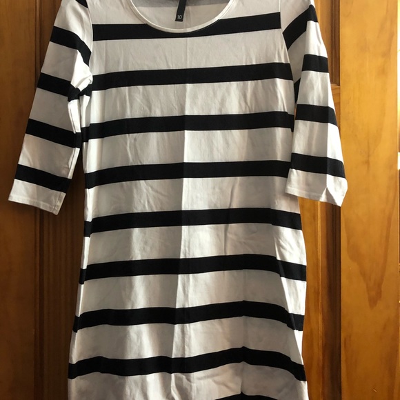 Dresses and shirts - Picture 7 of 8